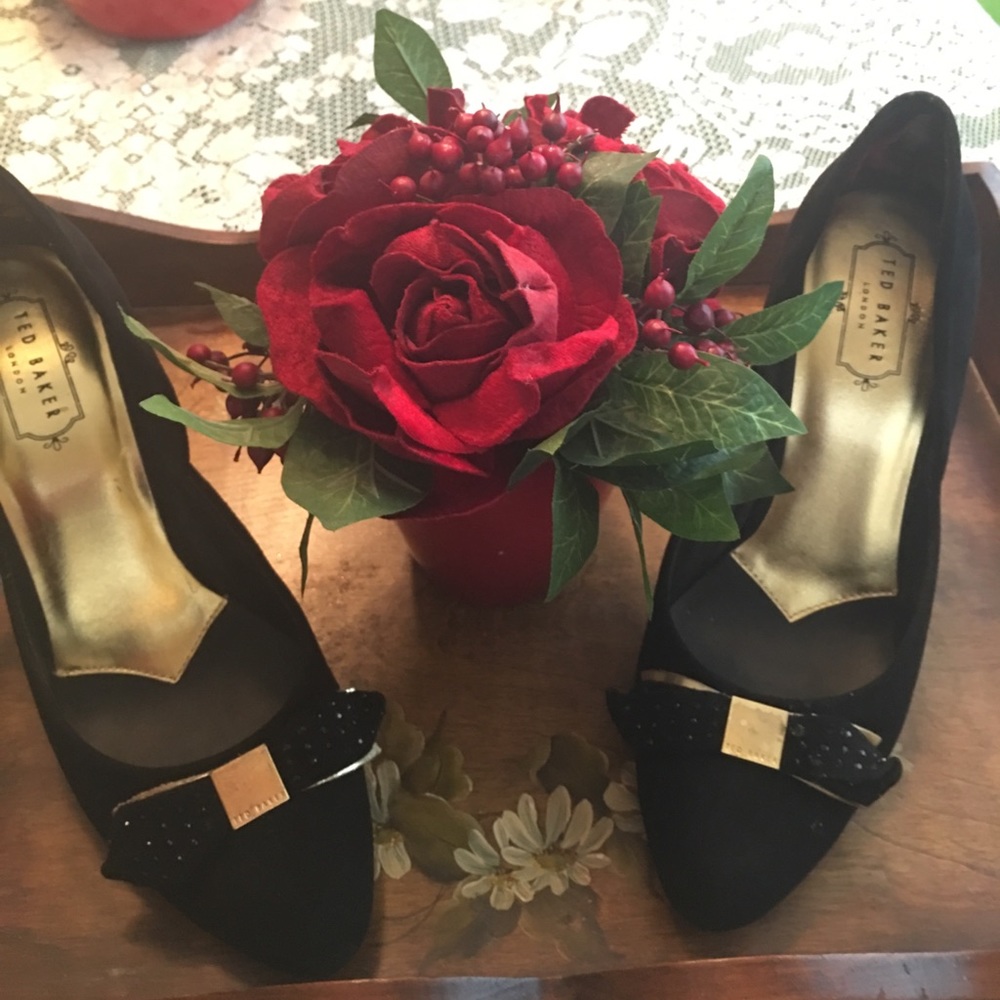 Ted Baker London suede bow heels ❤️